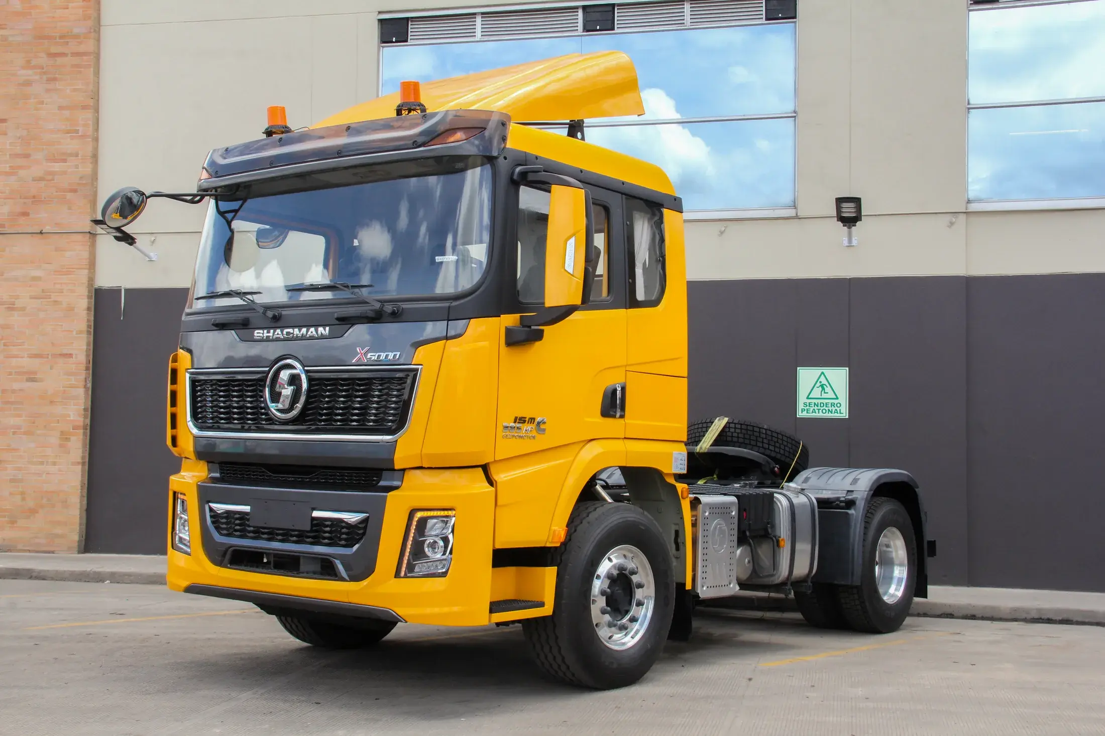 camion_amarillo_fachada_frontal_tres_cuartos_03